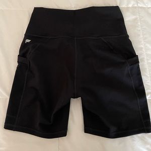 NWT FABLETICS ON THE GO 6” BIKE SHORT SIZE XS